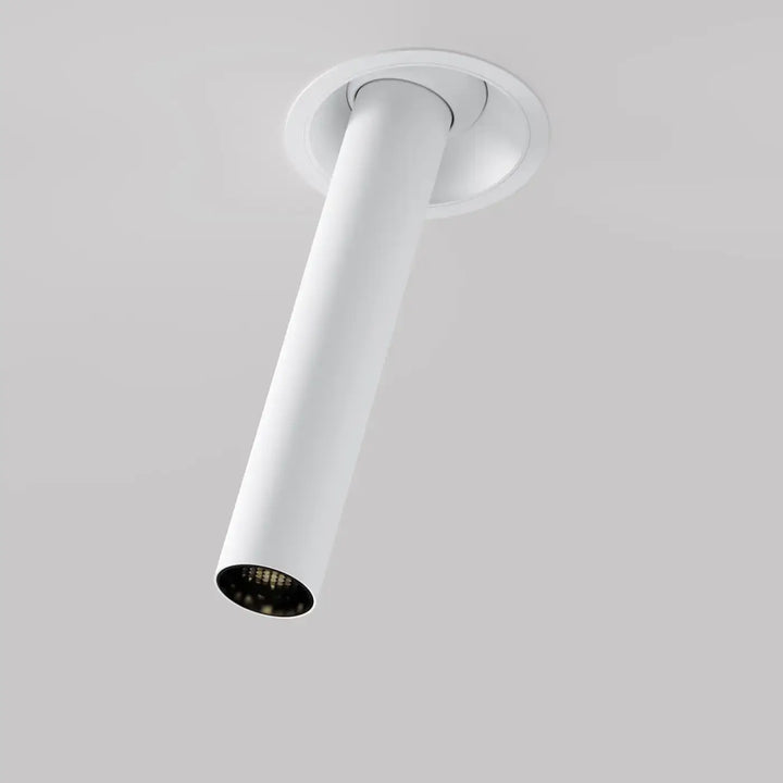 Spot semi-encastré focus tube fin orientable en cylindre blanc mat avec base discrète et grille noire au fond