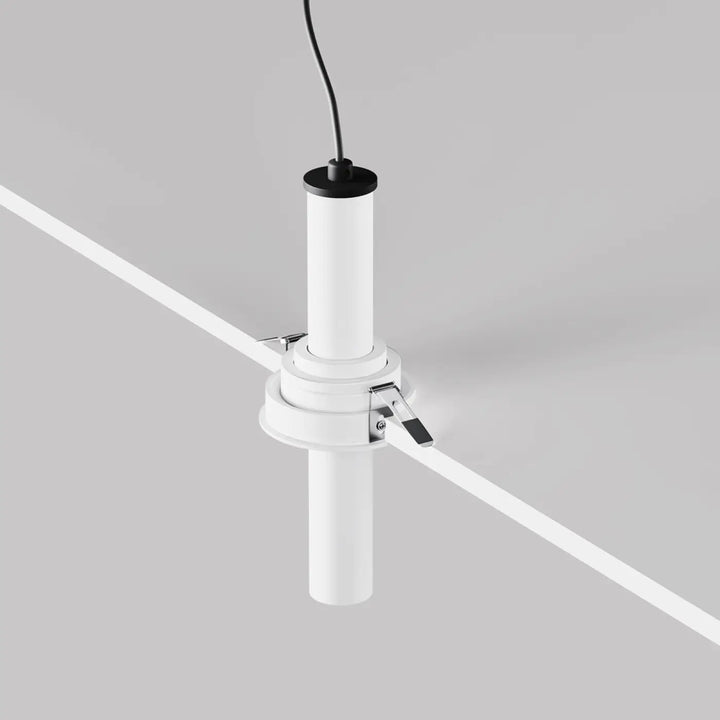 Spot | focus t tube semi-encastré est un tube fin orientable suspendu blanc avec un dessus noir et une pince métallique