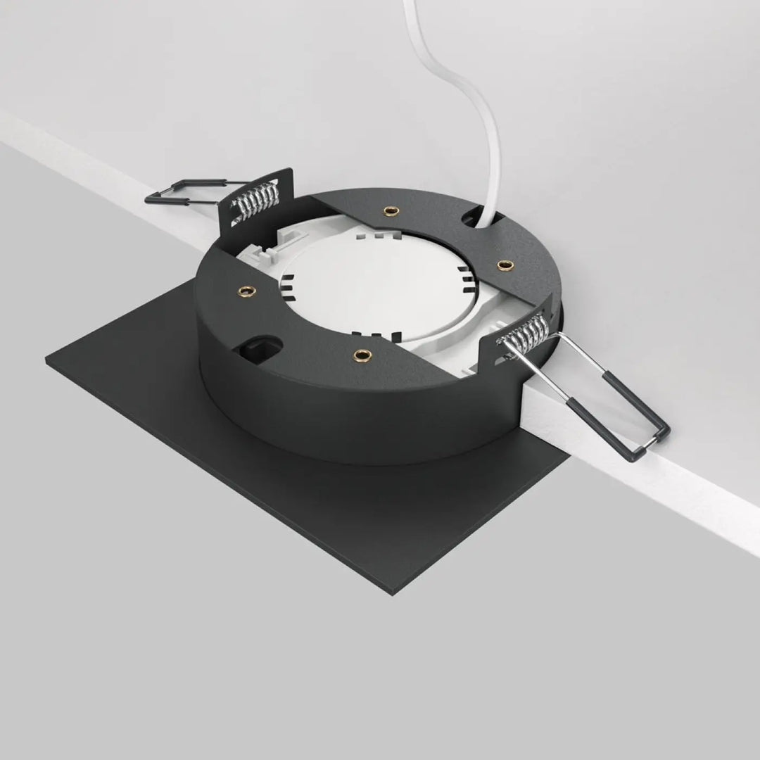 Spot semi-encastré cadre carré noir avec finitions mates et clips ressorts pour montage discret de disque lumineux