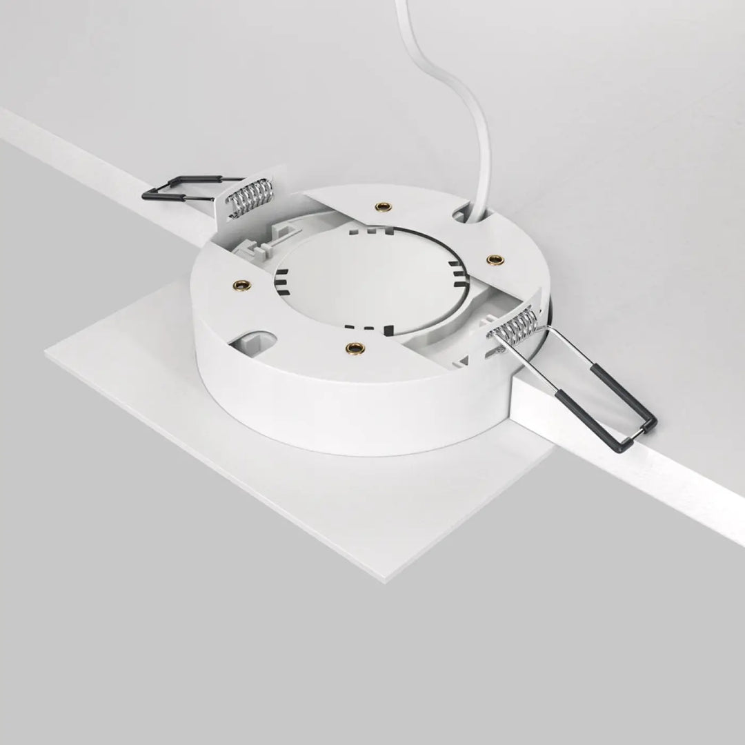 Spot semi-encastré cadre carré blanc avec disque lumineux led et clips noirs pour fixation ajustable au plafond