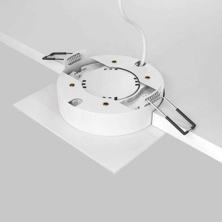 Spot semi-encastré cadre carré blanc avec disque lumineux led et clips noirs pour fixation ajustable au plafond