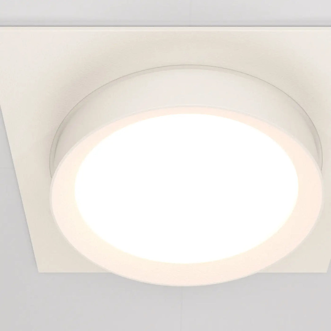 Spot semi-encastré cadre carré avec disque lumineux circulaire blanc au design minimaliste moderne