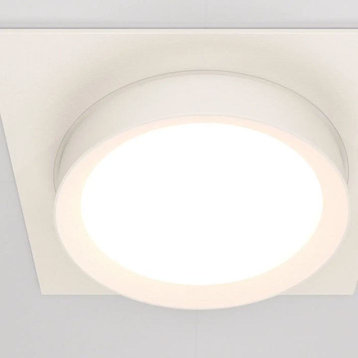 Spot semi-encastré cadre carré avec disque lumineux circulaire blanc au design minimaliste moderne