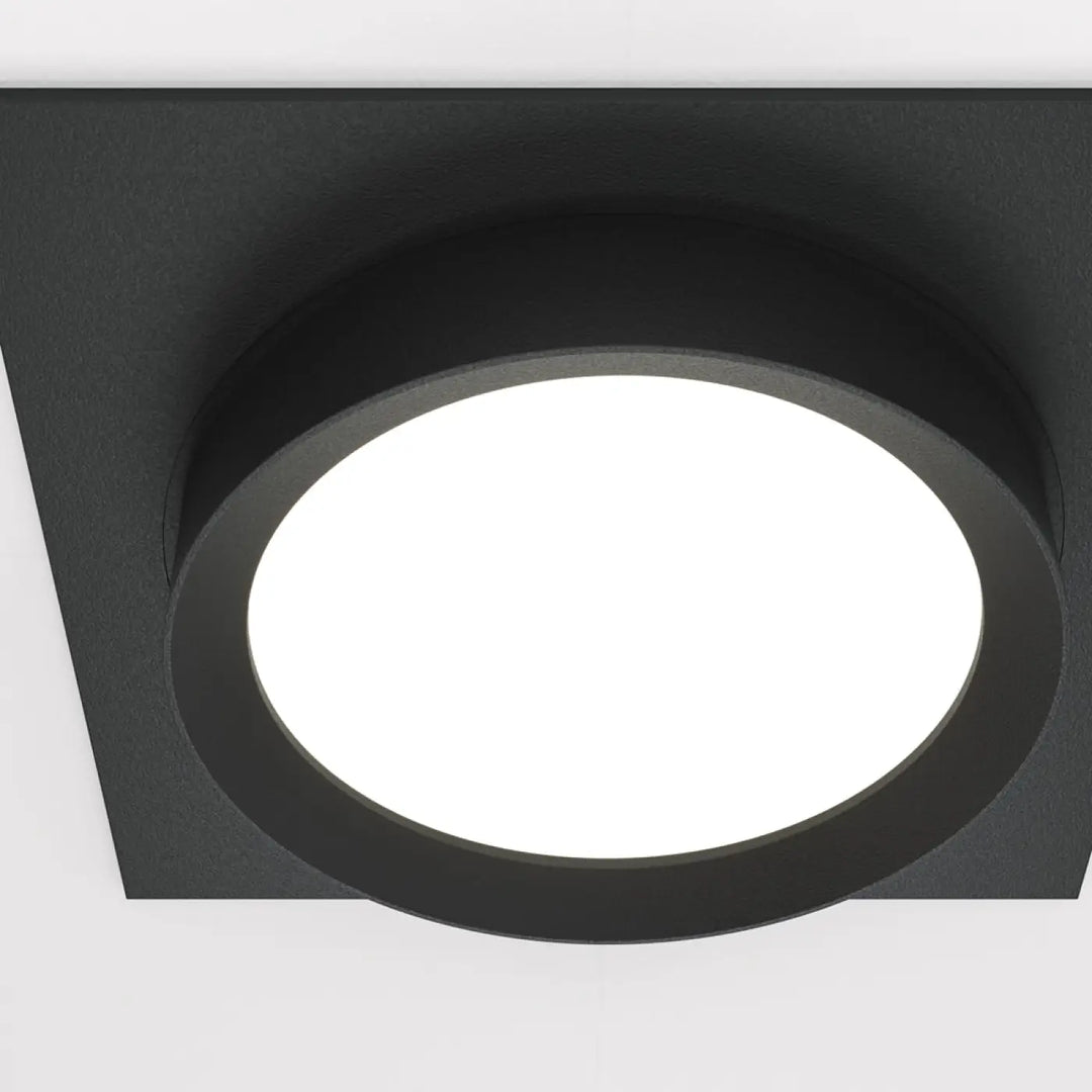 Spot semi-encastré cadre carré noir avec cadre mat et disque lumineux ovale au centre lumineux