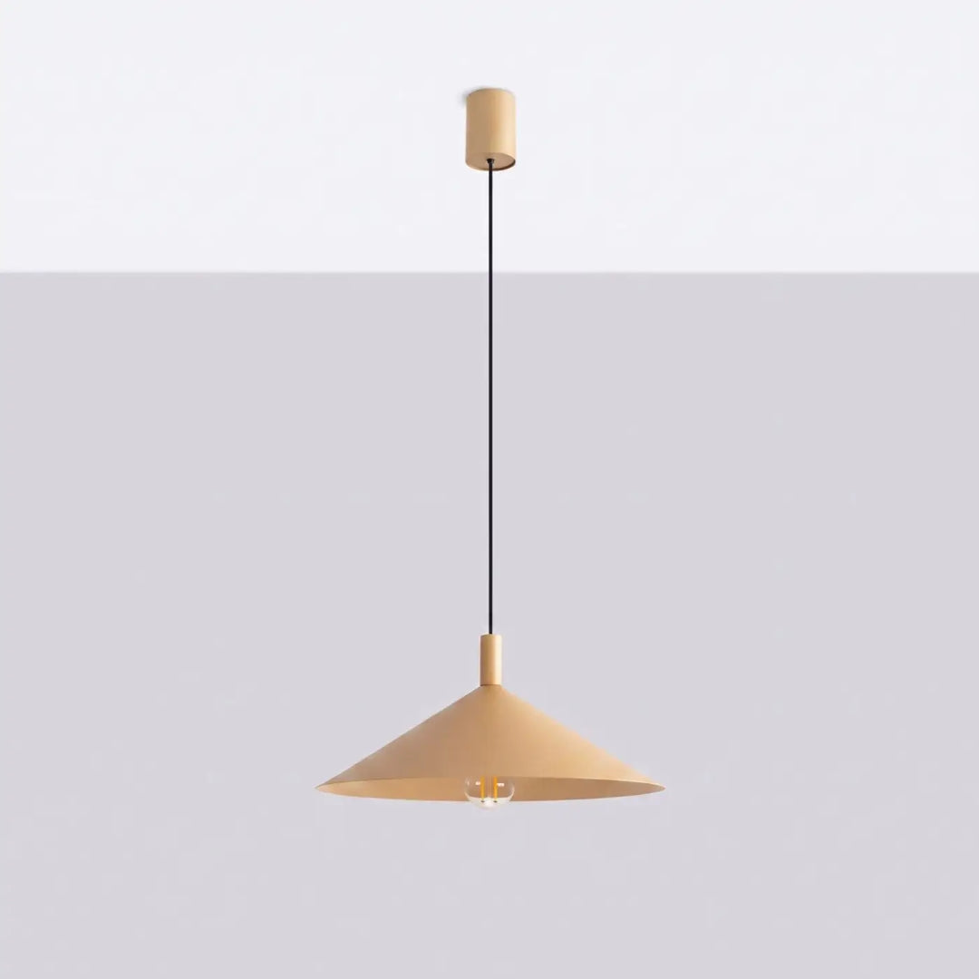 Suspension Luminaire doré éteinte, vue rapprochée
