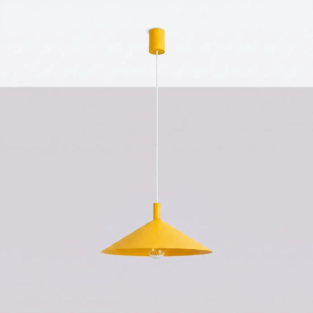 Suspension Luminaire jaune éteinte, vue rapprochée