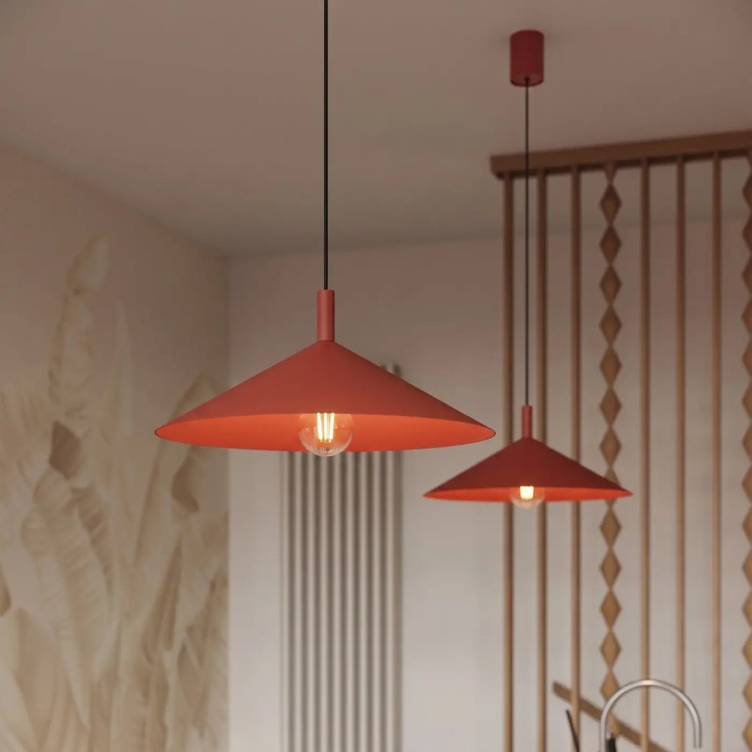 Suspension Luminaire rouge allumée, vue rapprochée