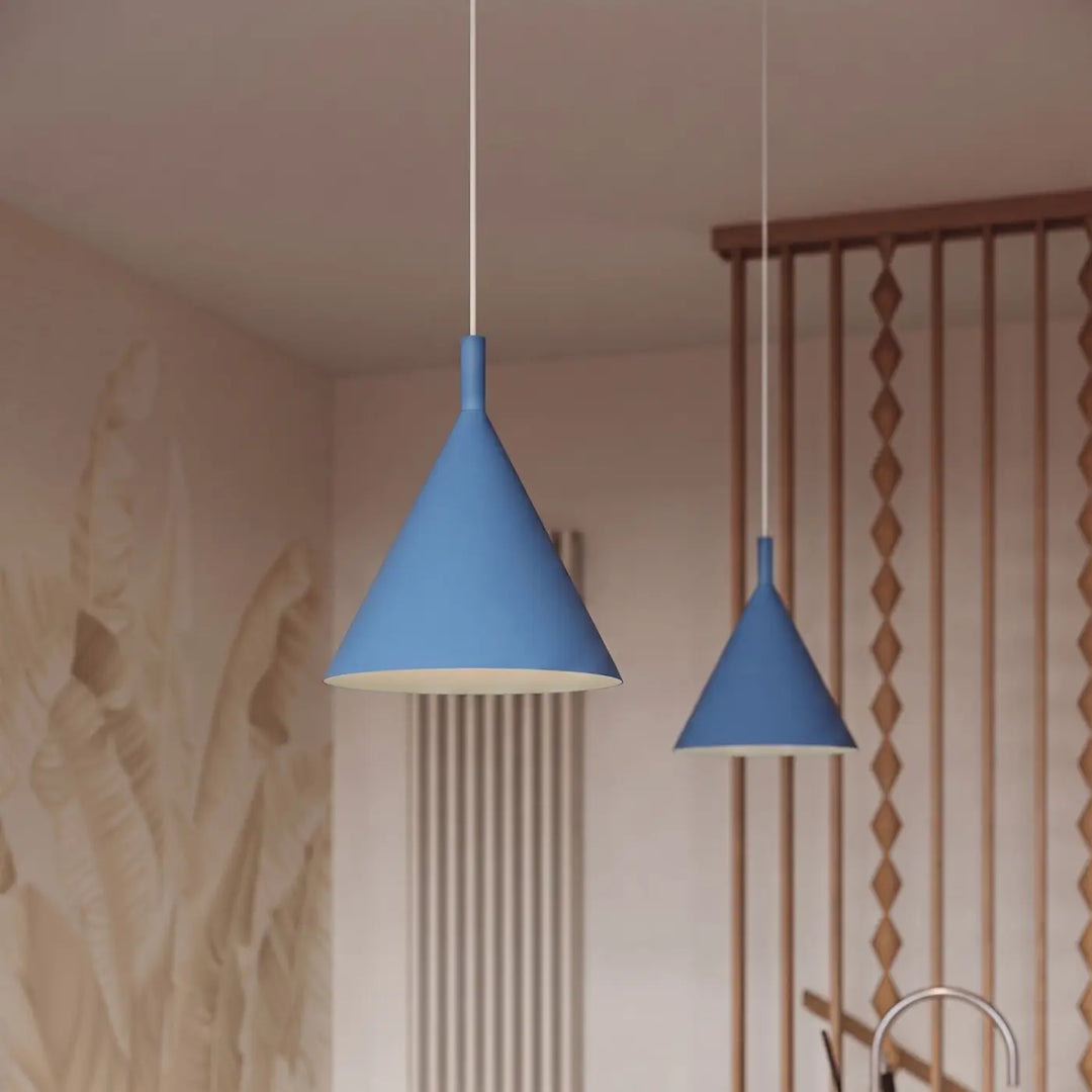 Suspension Luminaire bleu clair allumée, vue rapprochée