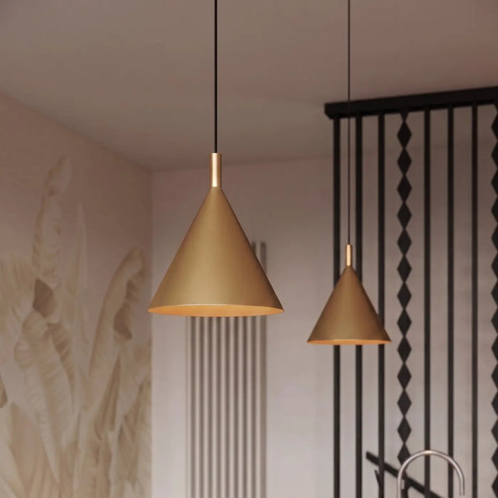 Suspension Luminaire doré allumée, vue rapprochée