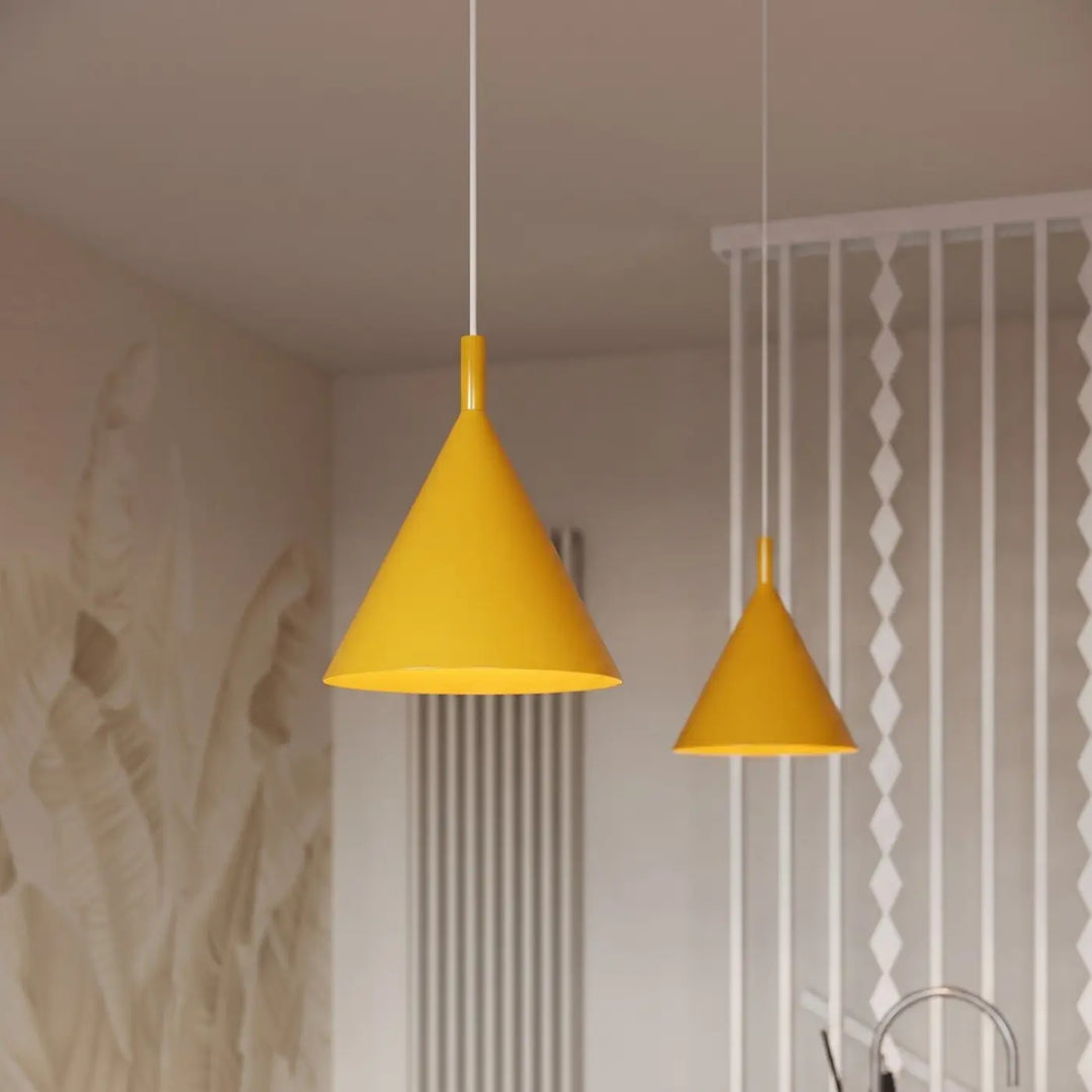 Suspension Luminaire jaune allumée, vue rapprochée