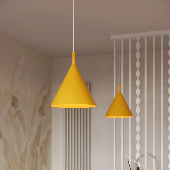 Suspension Luminaire jaune allumée, vue rapprochée