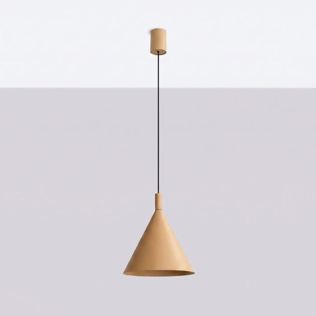 Suspension Luminaire doré éteinte, vue rapprochée