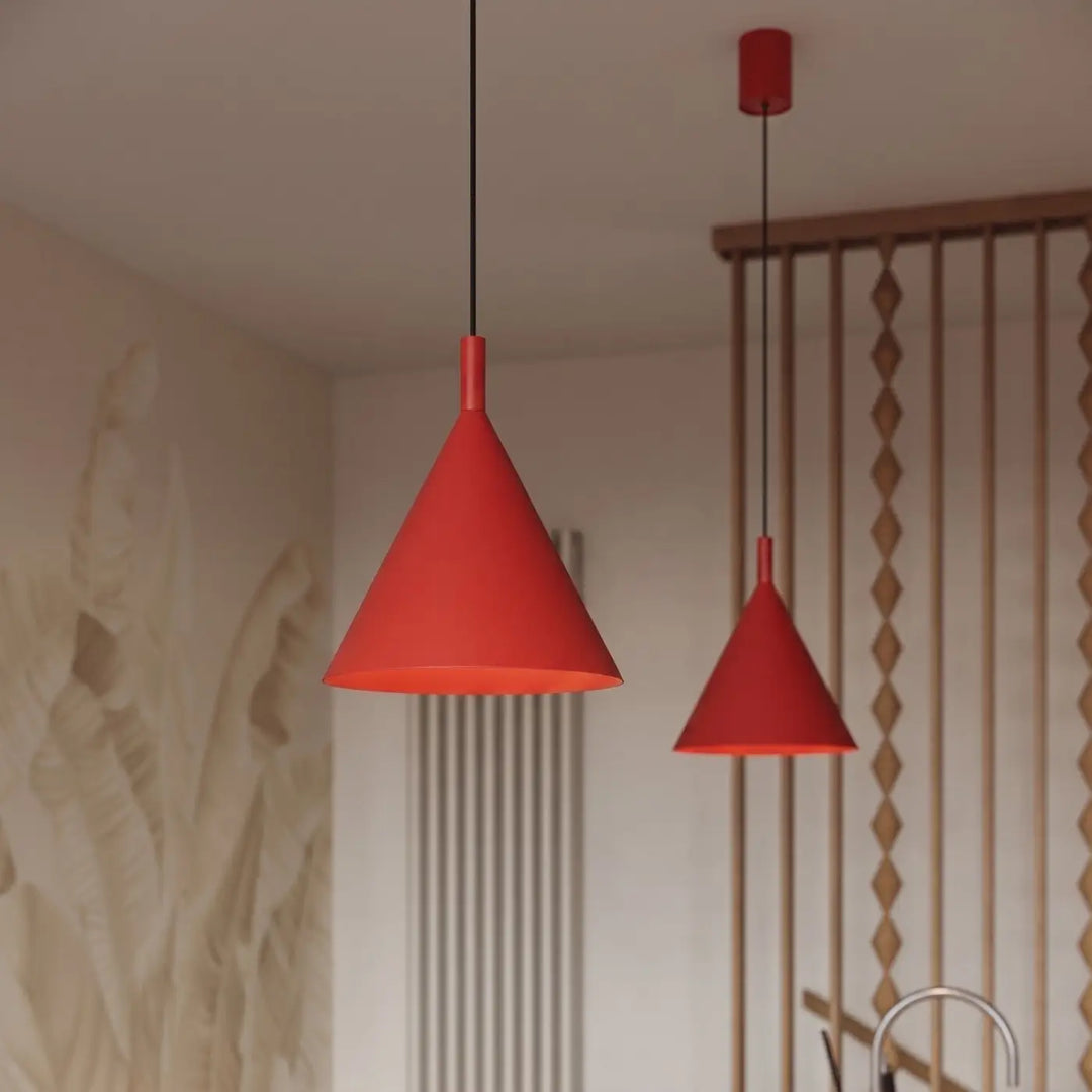 Suspension Luminaire rouge allumée, vue rapprochée
