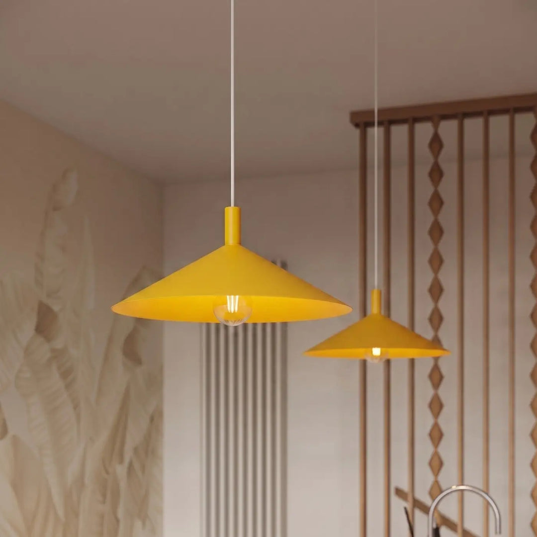 Suspension Luminaire jaune allumée, vue rapprochée
