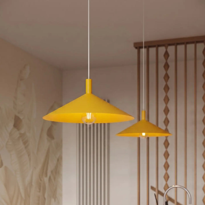 Suspension Luminaire jaune allumée, vue rapprochée