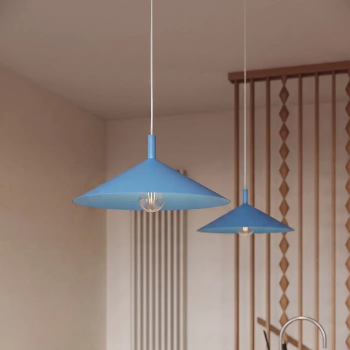 Suspension Luminaire bleu clair allumée, vue rapprochée