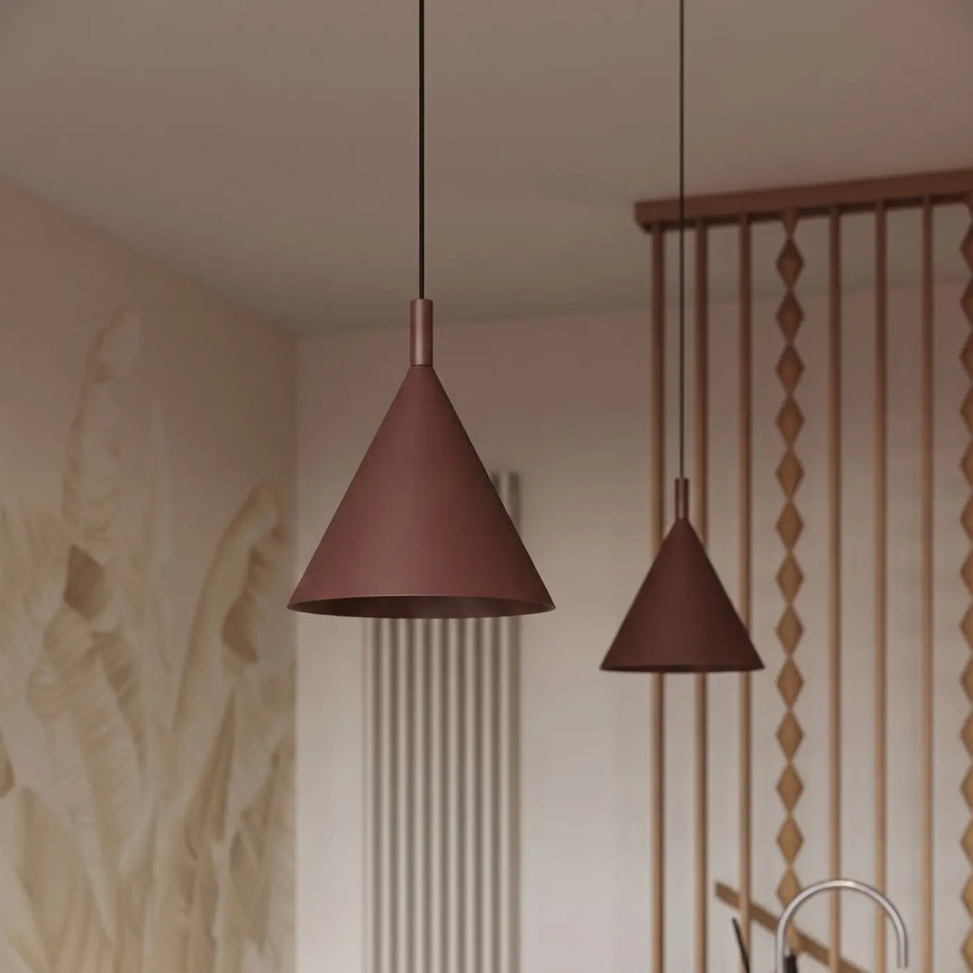Suspension Luminaire marron allumée, vue rapprochée