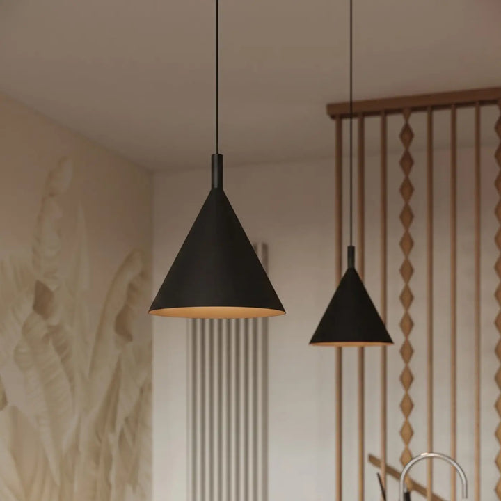 Suspension Luminaire noir allumée, vue rapprochée