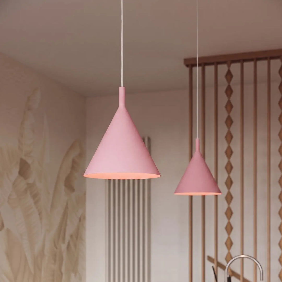 Suspension Luminaire rose allumée, vue rapprochée