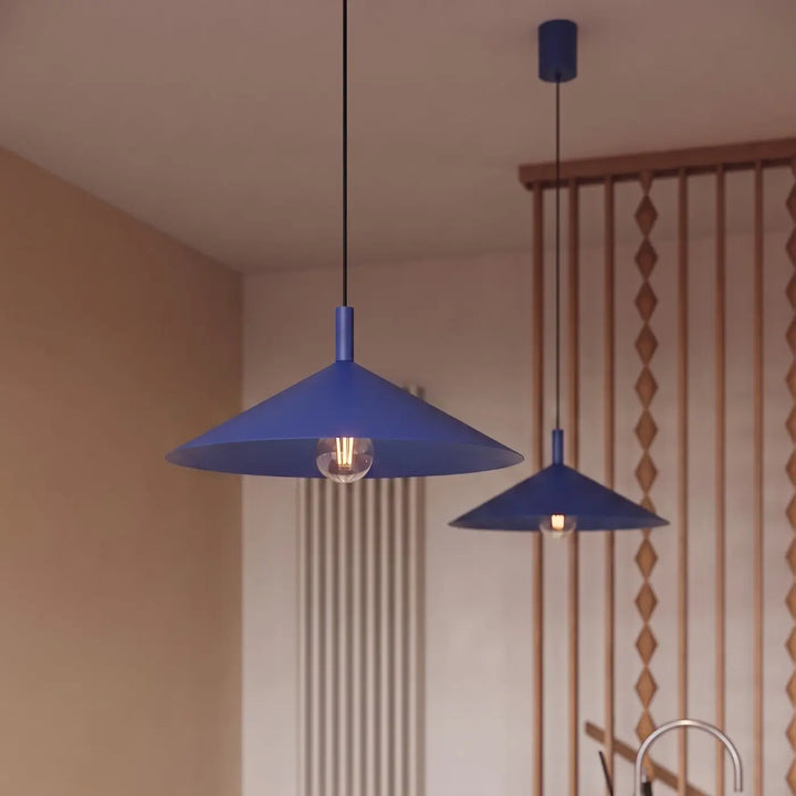 Suspension Luminaire outremer allumée, vue rapprochée