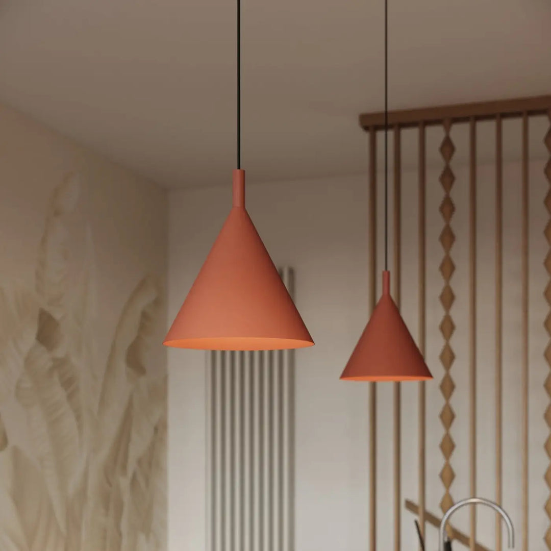 Suspension Luminaire ocre rouge allumée, vue rapprochée