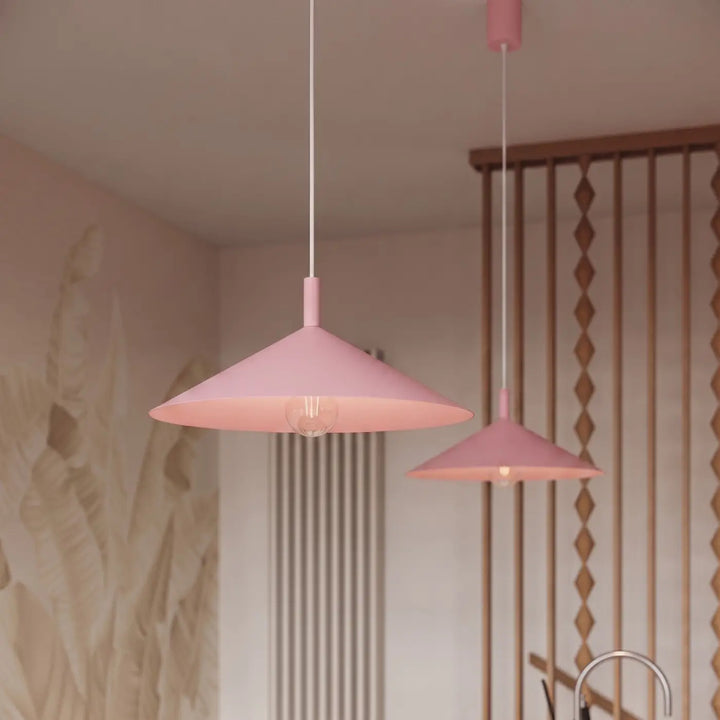 Suspension Luminaire rose allumée, vue rapprochée
