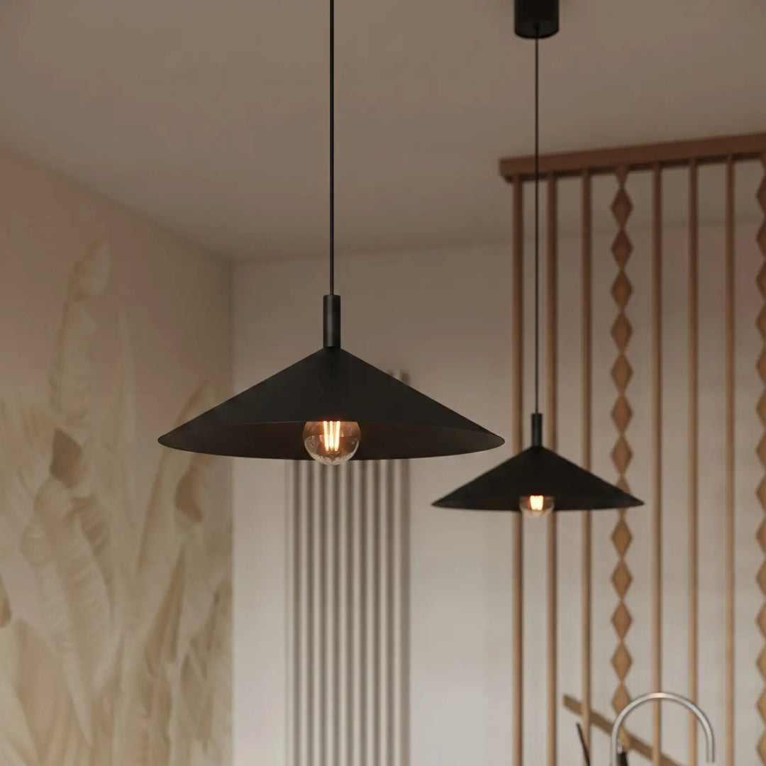 Suspension Luminaire noir allumée, vue rapprochée