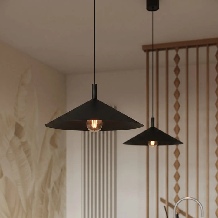 Suspension Luminaire noir allumée, vue rapprochée