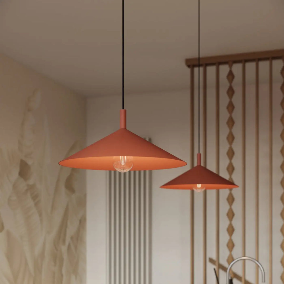 Suspension Luminaire ocre rouge allumée, vue rapprochée