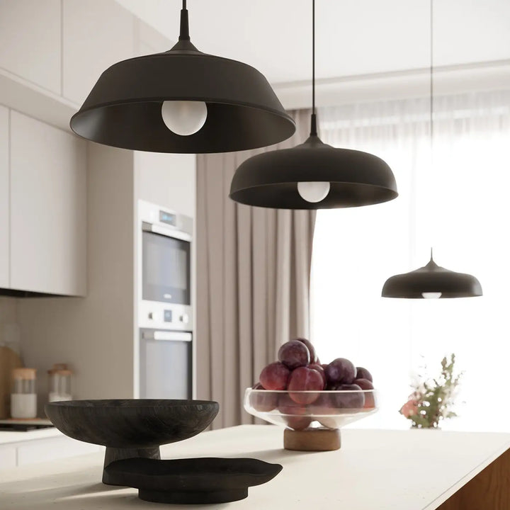 Suspension noir dans une cuisine ouverte