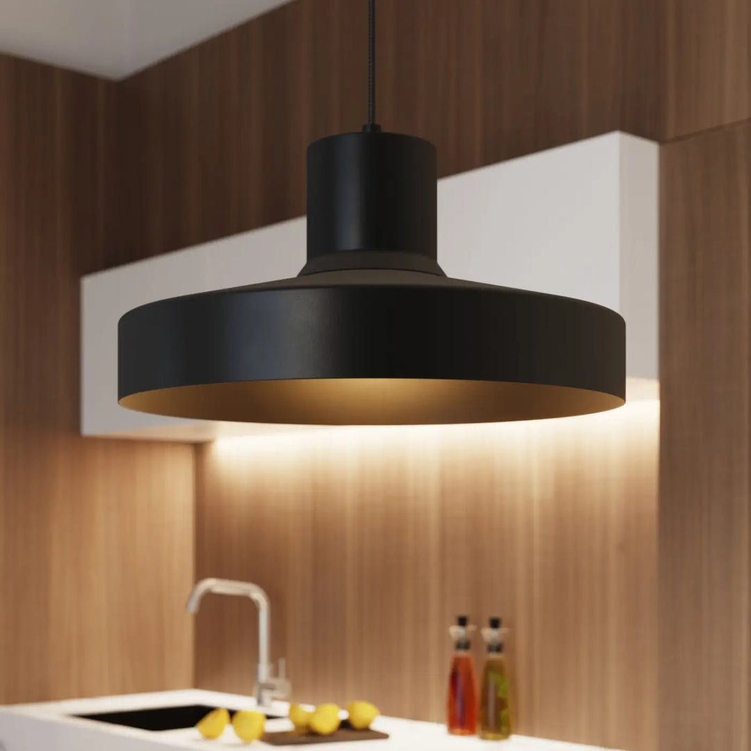 Suspension Luminaire noir allumée, vue rapprochée