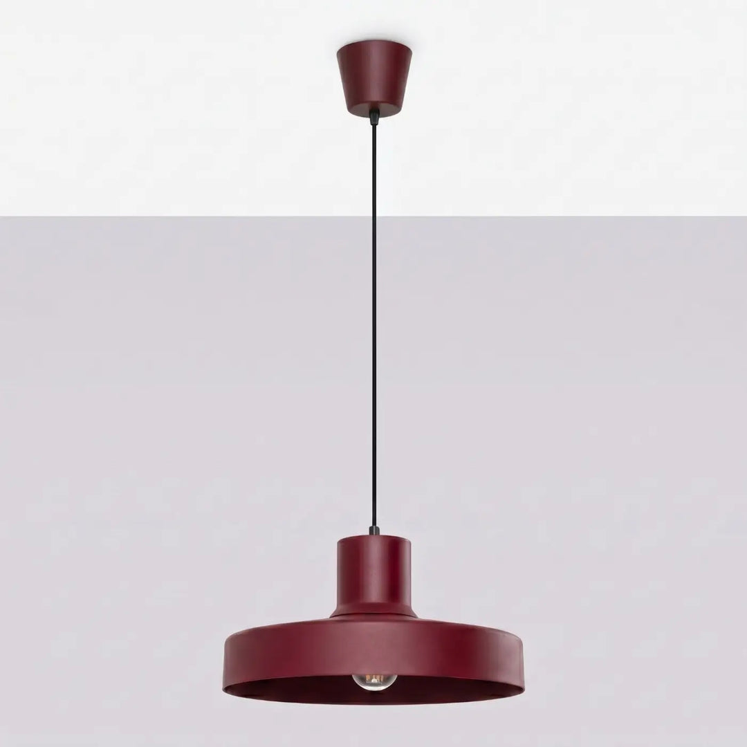 Suspension Luminaire bordeaux éteinte, vue rapprochée