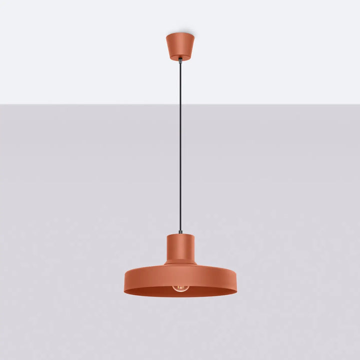Suspension Luminaire ocre rouge éteinte, vue rapprochée