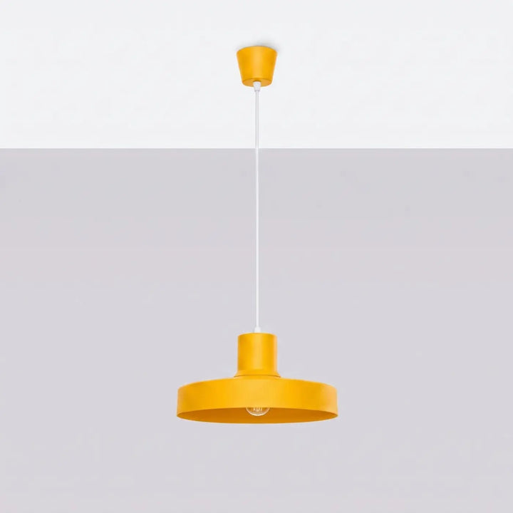 Suspension Luminaire jaune éteinte, vue rapprochée