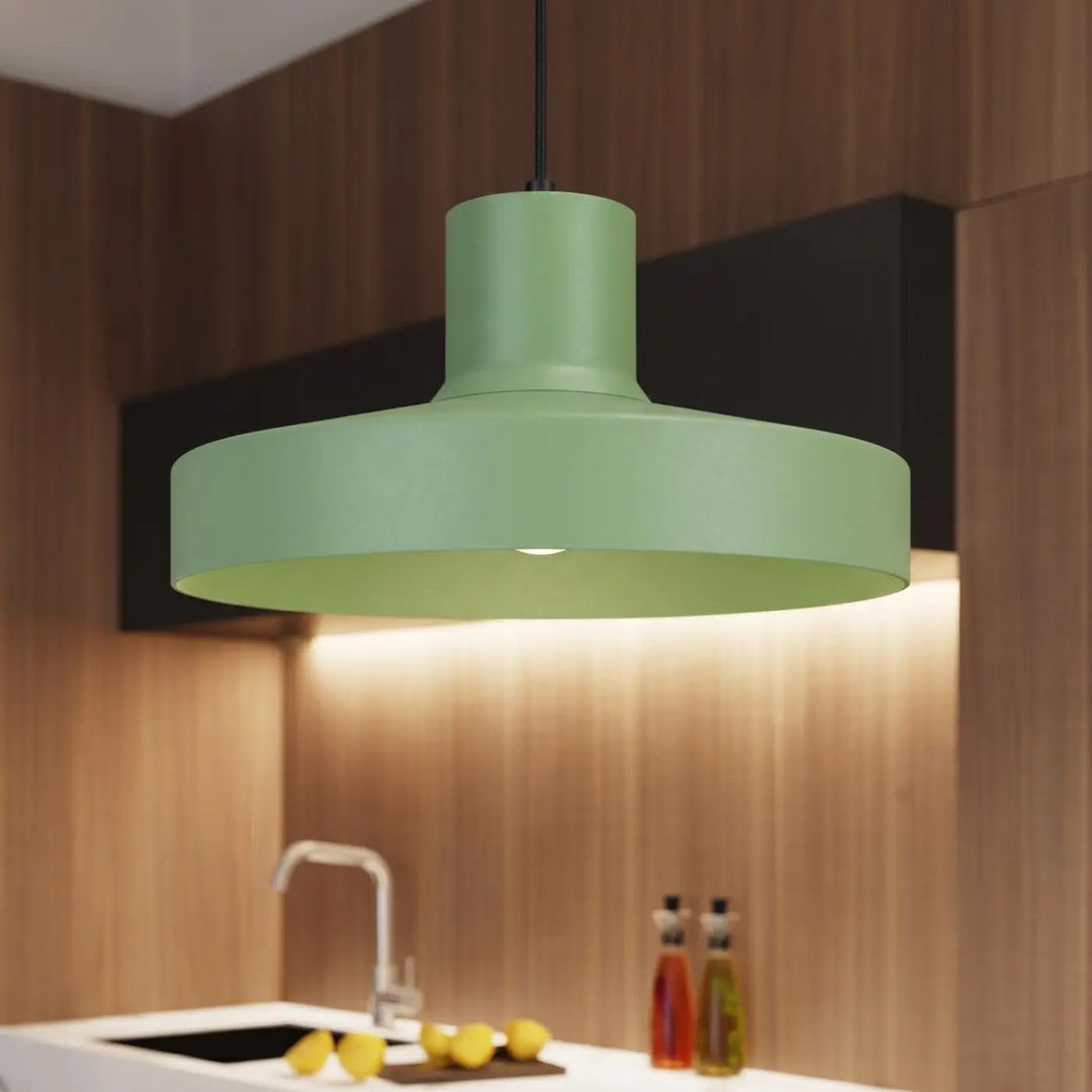 Suspension Luminaire sauge allumée, vue rapprochée