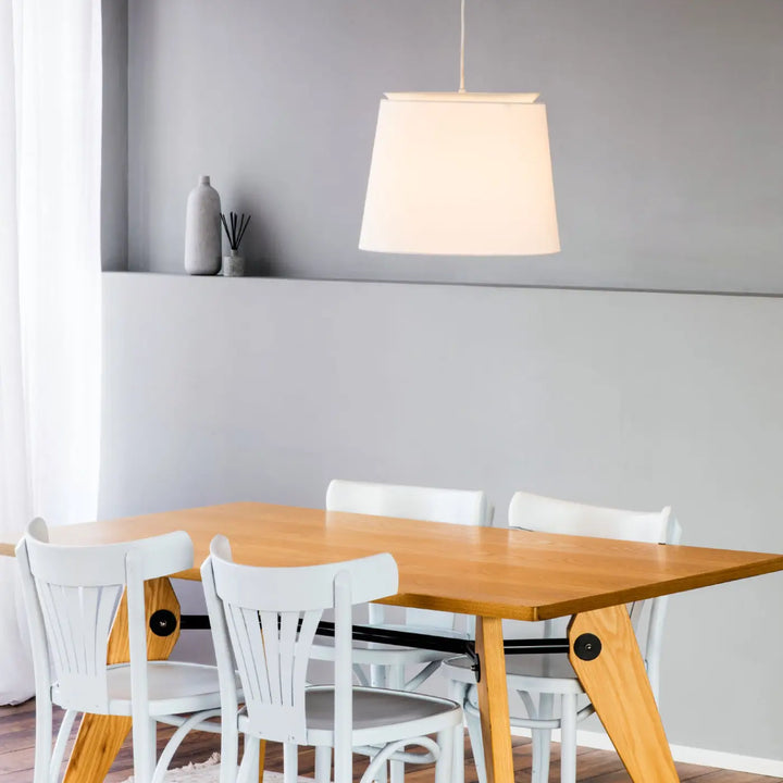Suspension Savoy blanche de Faro Barcelona en situation