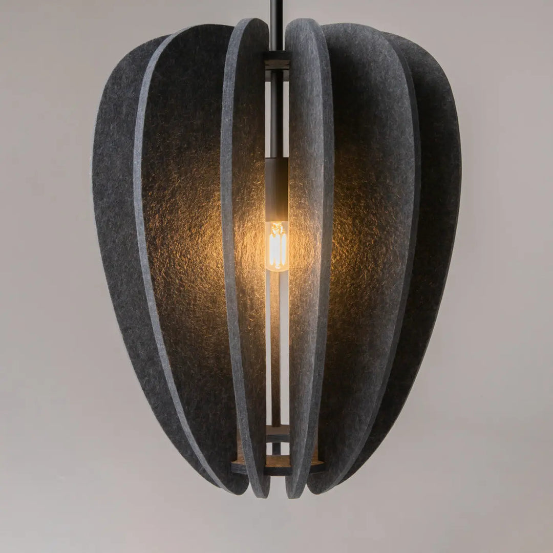 Suspension luminaire cambio en aluminium noir avec abat-jour en feutre gris foncé et ampoule chaude au-dessus d’une table