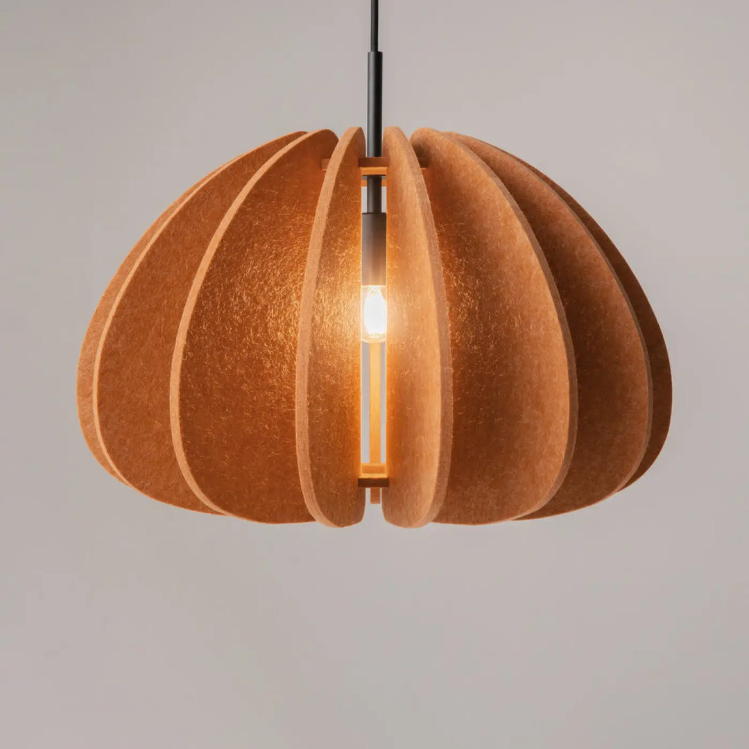 Suspension luminaire cambio coupole en feutre marron texturé chaud avec tige en aluminium noir au-dessus d’une table