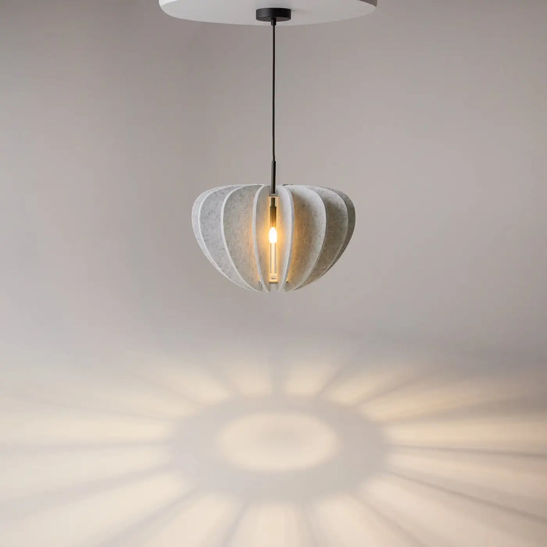 Suspension luminaire cambio avec abat-jour blanc en aluminium noir au-dessus d’une table pour éclairage radial