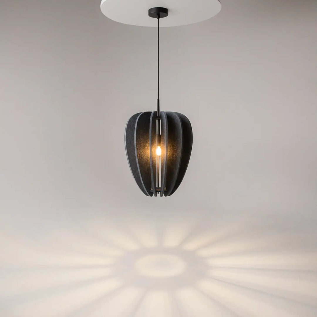 Suspension luminaire cambio coupole en aluminium noir avec lumière chaude et motif dombre radiale au-dessus d’une table