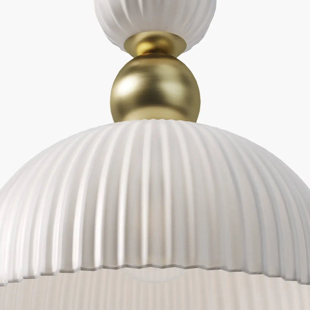 Suspension antic avec abat-jour en verre strié blanc et accent sphère en monture dorée