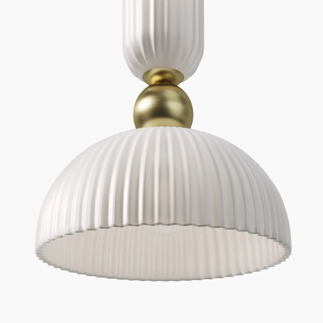 Suspension antic en verre strié blanc avec monture dorée en métal pour un éclairage élégant et moderne