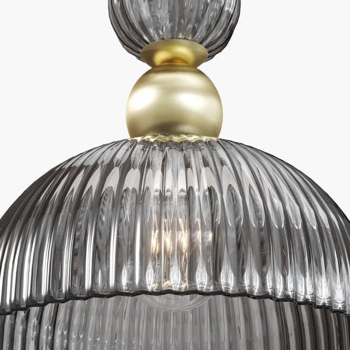 Suspension antic avec verre strié gris et monture dorée poli pour un éclairage moderne et élégant