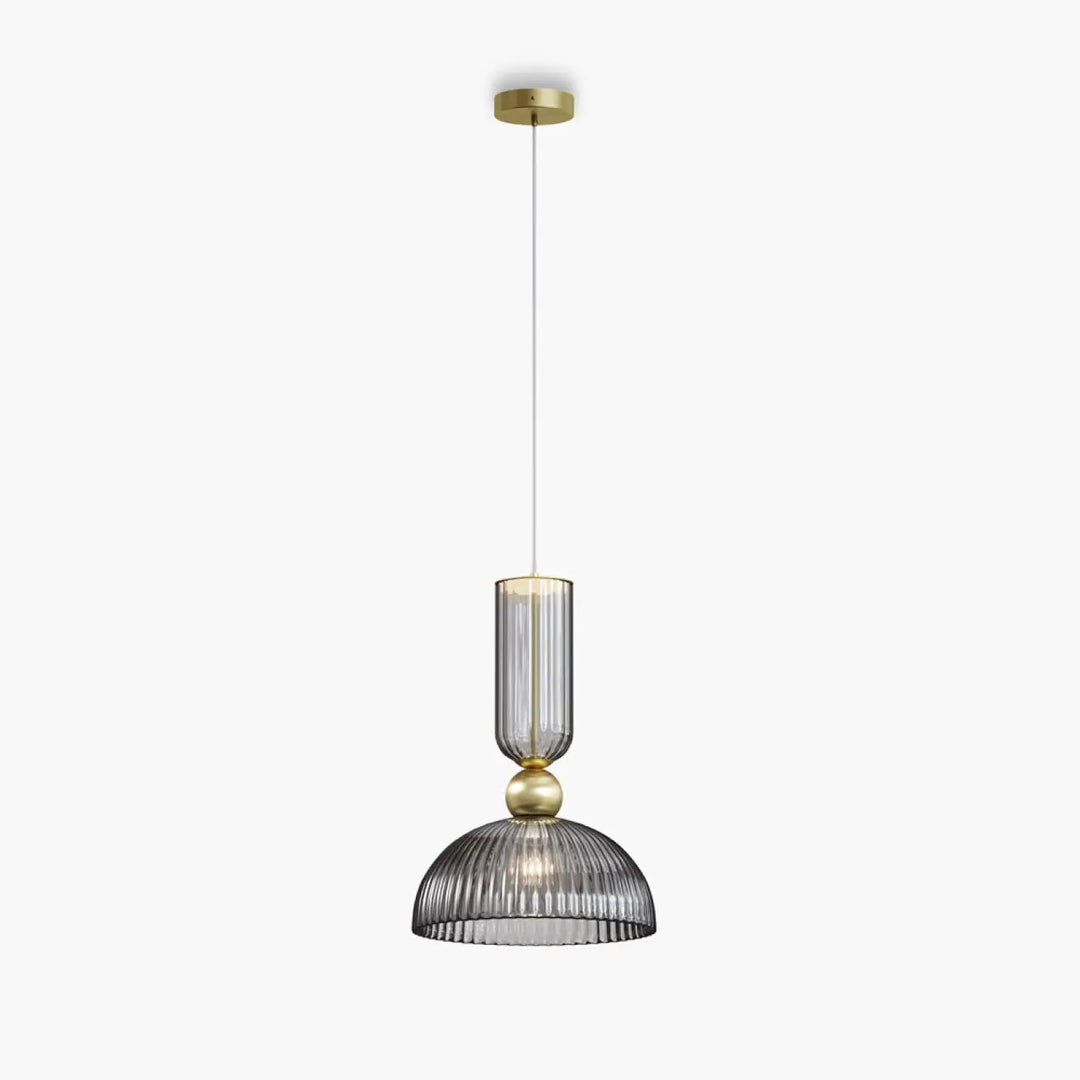 Suspension antic avec monture dorée et verre strié fumé à rainures verticales dans un style moderne