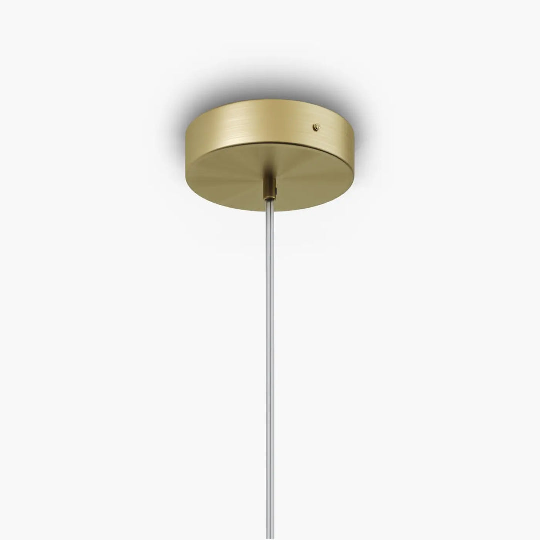 Suspension antic avec monture dorée circulaire et tige métallique fine pour un design minimaliste en verre strié