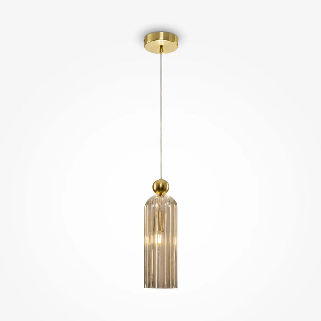 Suspension luminaire antic avec monture dorée et abat-jour étroit en verre strié ambré translucide