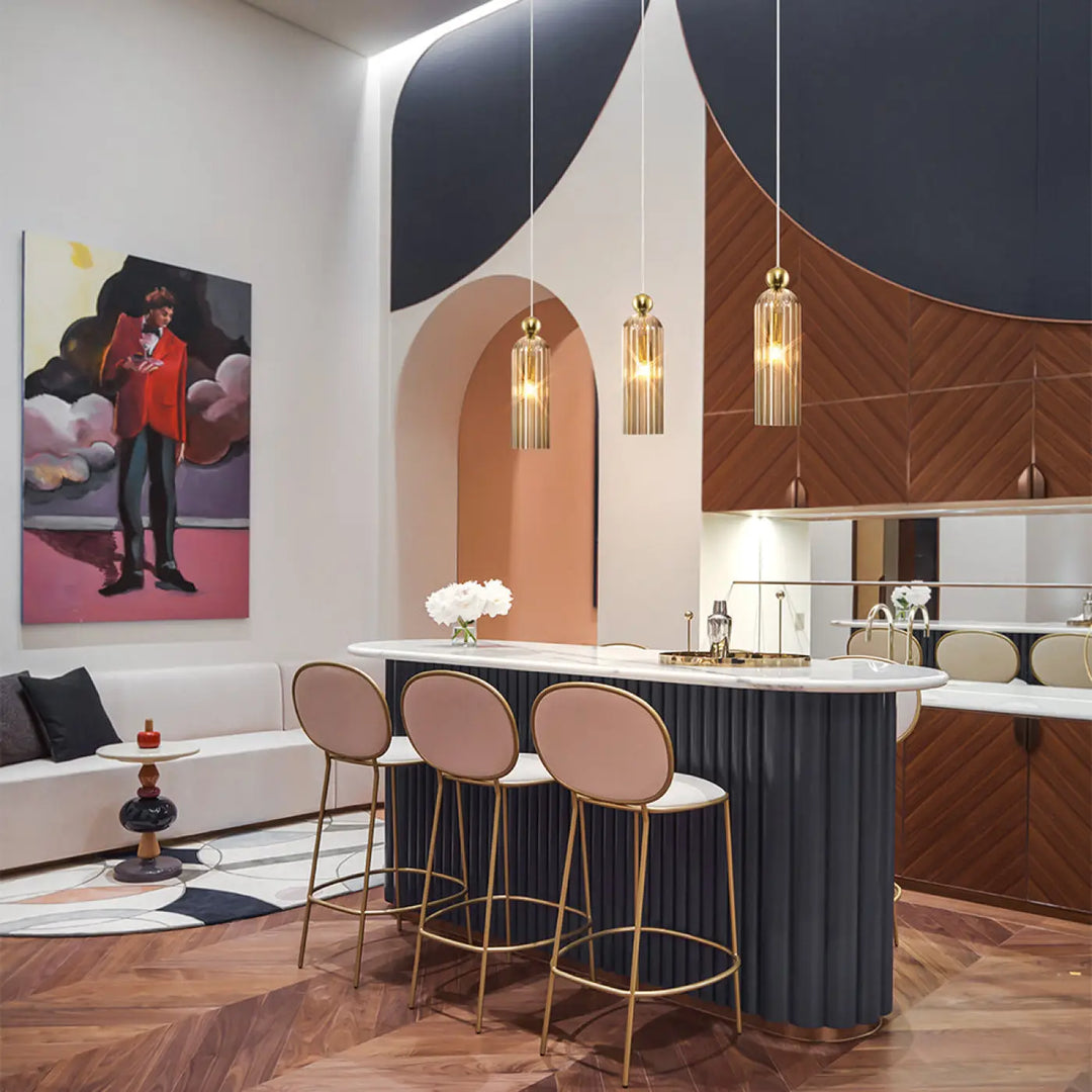 Suspension luminaire antic avec monture dorée et abat-jour étroit en verre strié suspendue au-dessus d’un bar