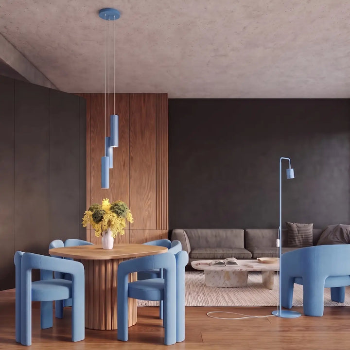 Suspension Rayo bleu azur en ligne à 3 tubes cannelés au-dessus d'une table à manger
