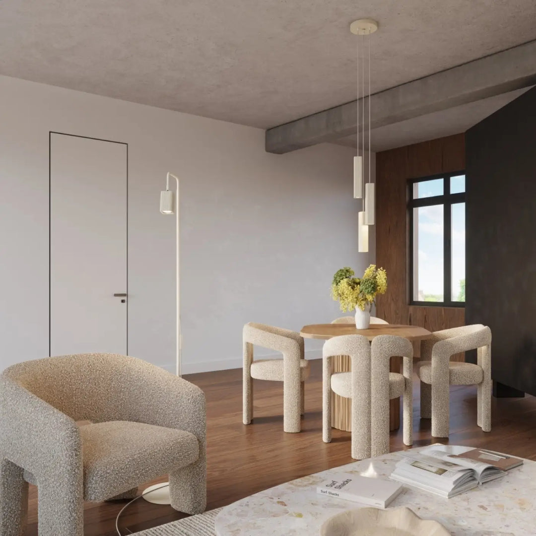 Suspension Rayo beige en ligne à 3 tubes cannelés dans une salle à manger