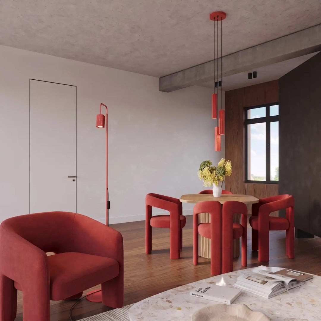 Suspension Rayo rouge en ligne à 3 tubes cannelés dans une salle à manger